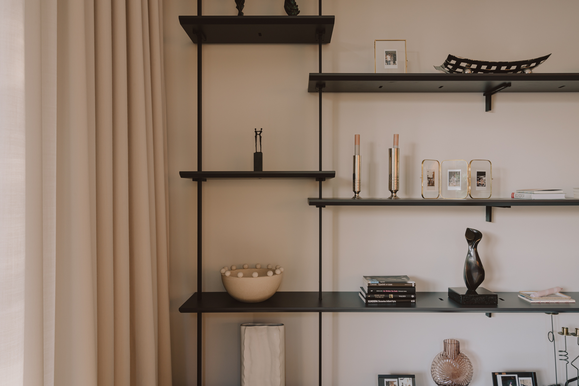 ZASOBY STUDIO — Black and brown – kitchen with dining area