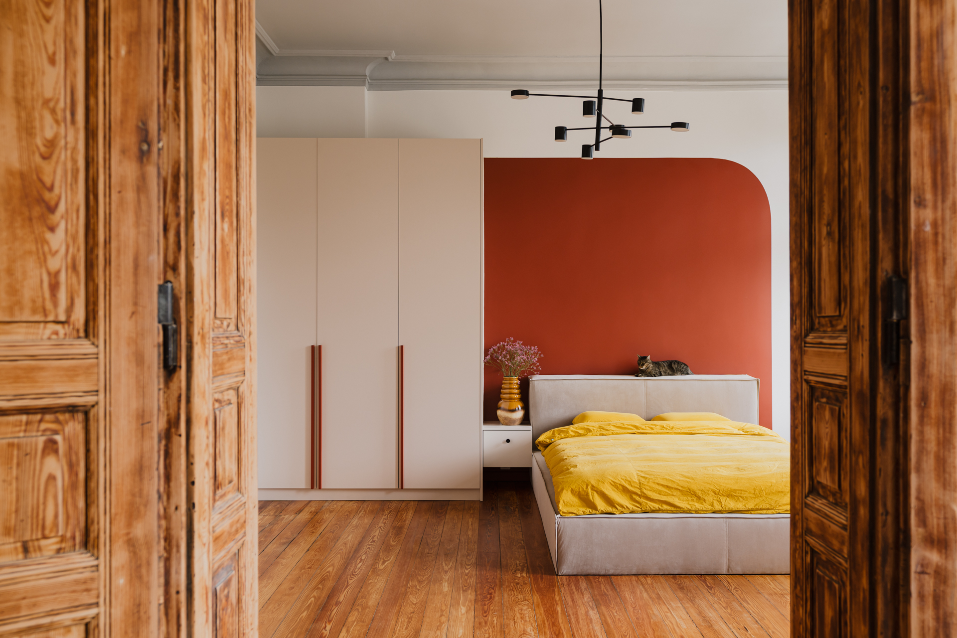 ZASOBY STUDIO — Colorful interior with a vintage touch – apartment in ...