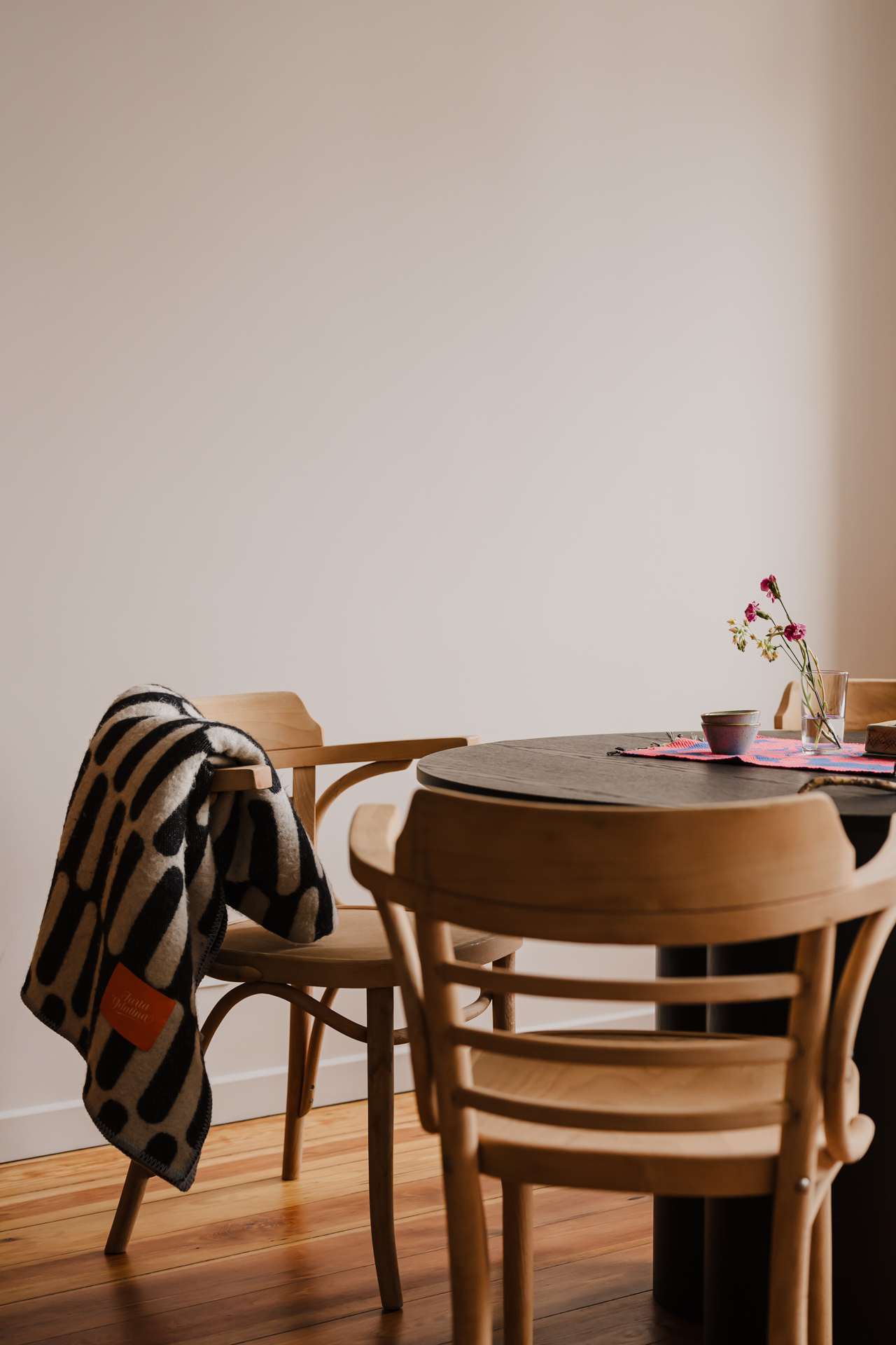 ZASOBY STUDIO — Colorful interior with a vintage touch – apartment in ...
